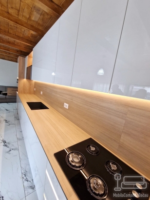 Mobilier bucătărie lucios cu blat și contrablat din HPL, montat în Adjud
