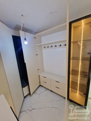 Mobilier hol cu vitrină iluminată și oglindă LED, montat în Roman-Neamț