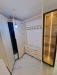 Mobilier hol cu vitrină iluminată și oglindă LED, montat în Roman-Neamț