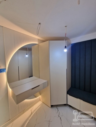 Mobilier hol cu vitrină iluminată și oglindă LED, montat în Roman-Neamț