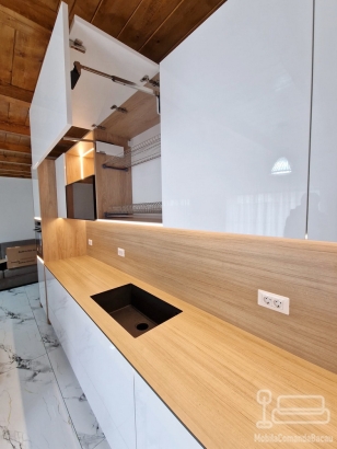 Mobilier bucătărie lucios cu blat și contrablat din HPL, montat în Adjud