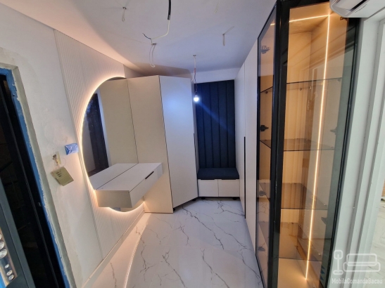 Mobilier hol cu vitrină iluminată și oglindă LED, montat în Roman-Neamț