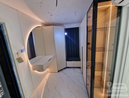 Mobilier hol cu vitrină iluminată și oglindă LED, montat în Roman-Neamț