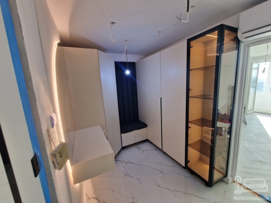 Mobilier hol cu vitrină iluminată și oglindă LED, montat în Roman-Neamț