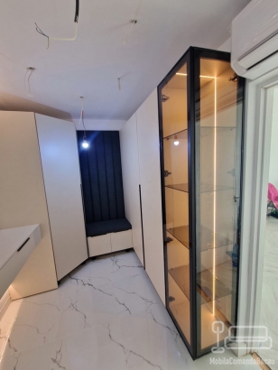 Mobilier hol cu vitrină iluminată și oglindă LED, montat în Roman-Neamț