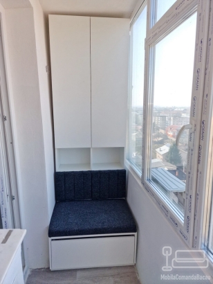 Mobilier balcon cu șezut tapițat și depozitare, montat în Roman, Neamț