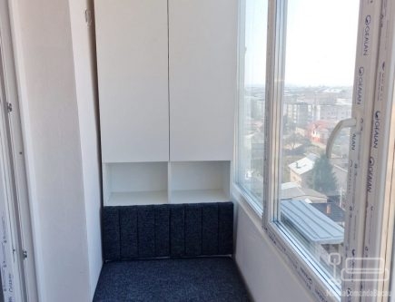 Mobilier balcon cu șezut tapițat și depozitare, montat în Roman, Neamț