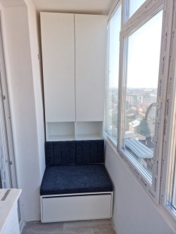 Mobilier balcon cu șezut tapițat și depozitare, montat în Roman, Neamț
