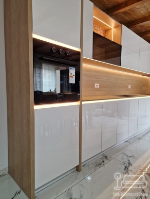Mobilier bucătărie lucios cu blat și contrablat din HPL, montat în Adjud