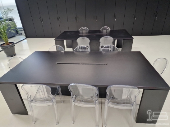 Mobilier cameră întâlniri – masă consiliu realizată pe comandă