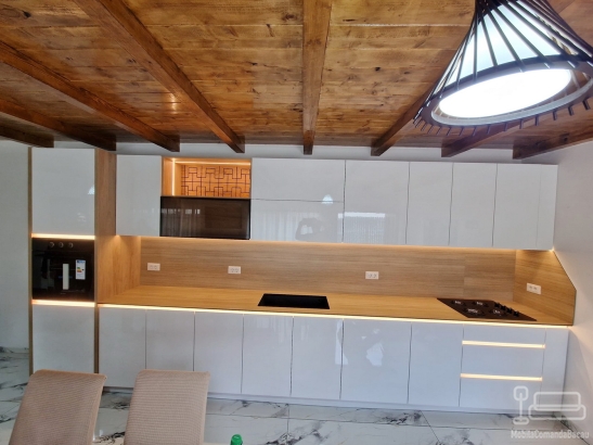Mobilier bucătărie lucios cu blat și contrablat din HPL, montat în Adjud