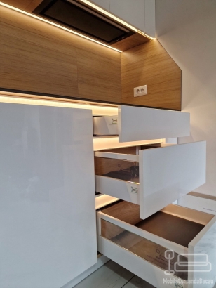 Mobilier bucătărie lucios cu blat și contrablat din HPL, montat în Adjud