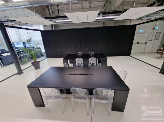 Mobilier cameră întâlniri – masă consiliu realizată pe comandă