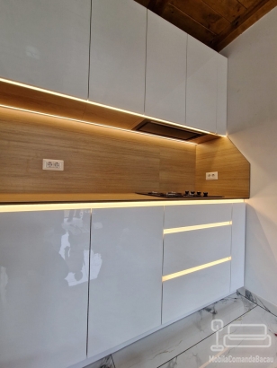 Mobilier bucătărie lucios cu blat și contrablat din HPL, montat în Adjud