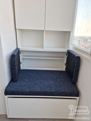 Mobilier balcon cu șezut tapițat și depozitare, montat în Roman, Neamț