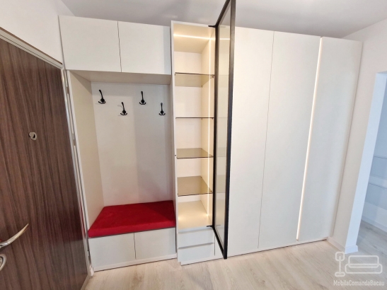 Mobilier hol la comandă, realizat din PAL melaminat în Bacău