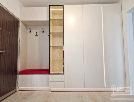 Mobilier hol la comandă, realizat din PAL melaminat în Bacău
