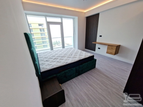 Dormitor cu pat tapițat și consolă din stejar, realizat în complexul White Sea Mamaia Nord