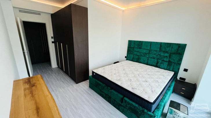 Mobilier dormitor cu pat tapițat, dulap și consolă din stejar, realizat în White Sea Mamaia Nord