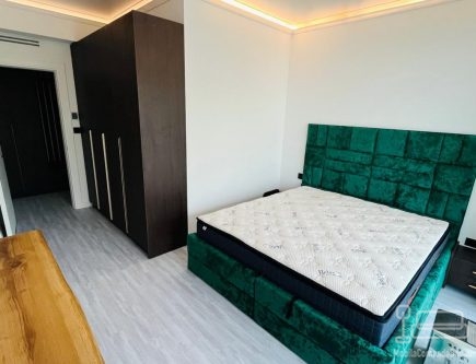 Mobilier dormitor cu pat tapițat, dulap și consolă din stejar, realizat în White Sea Mamaia Nord