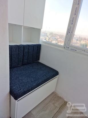 Mobilier balcon cu șezut tapițat și depozitare, montat în Roman, Neamț