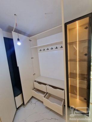 Mobilier hol cu vitrină iluminată și oglindă LED, montat în Roman-Neamț