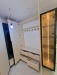 Mobilier hol cu vitrină iluminată și oglindă LED, montat în Roman-Neamț