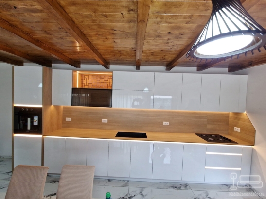 Mobilier bucătărie lucios cu blat și contrablat din HPL, montat în Adjud