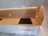 Mobilier bucătărie lucios cu blat și contrablat din HPL, montat în Adjud