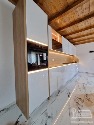 Mobilier bucătărie lucios cu blat și contrablat din HPL, montat în Adjud