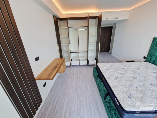 Dormitor cu pat tapițat și consolă din stejar, realizat în complexul White Sea Mamaia Nord