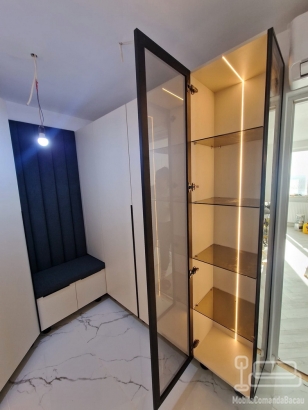 Mobilier hol cu vitrină iluminată și oglindă LED, montat în Roman-Neamț