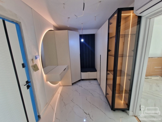 Mobilier hol cu vitrină iluminată și oglindă LED, montat în Roman-Neamț