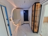 Mobilier hol cu vitrină iluminată și oglindă LED, montat în Roman-Neamț