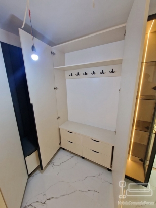 Mobilier hol cu vitrină iluminată și oglindă LED, montat în Roman-Neamț