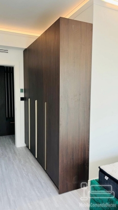 Mobilier dormitor cu pat tapițat, dulap și consolă din stejar, realizat în White Sea Mamaia Nord