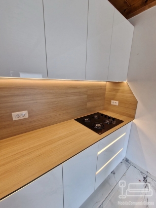 Mobilier bucătărie lucios cu blat și contrablat din HPL, montat în Adjud