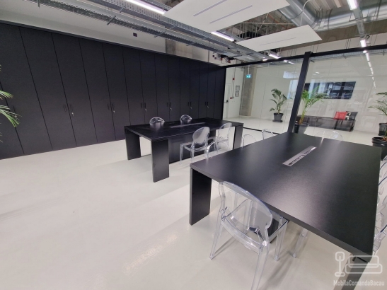 Mobilier cameră întâlniri – masă consiliu realizată pe comandă