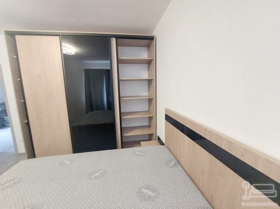 Mobilier dormitor la comandă – dressing cu uși glisante, pat rabatabil și comodă, Bacău