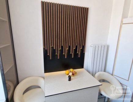 Masă de bucătărie din HPL cu perete riflat iluminat, la comandă – Roman (Neamț)