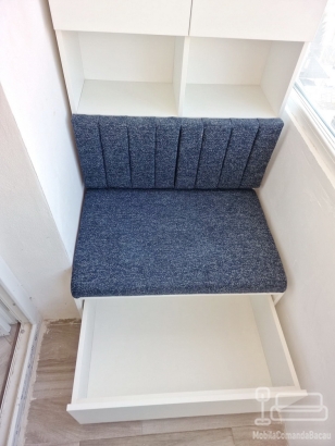 Mobilier balcon cu șezut tapițat și depozitare, montat în Roman, Neamț