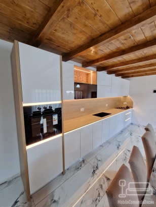 Mobilier bucătărie lucios cu blat și contrablat din HPL, montat în Adjud