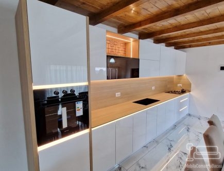 Mobilier bucătărie lucios cu blat și contrablat din HPL, montat în Adjud
