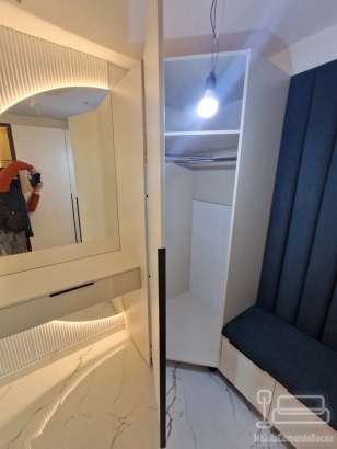 Mobilier hol cu vitrină iluminată și oglindă LED, montat în Roman-Neamț