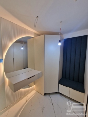 Mobilier hol cu vitrină iluminată și oglindă LED, montat în Roman-Neamț
