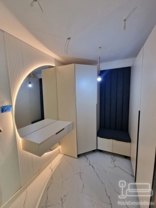 Mobilier hol cu vitrină iluminată și oglindă LED, montat în Roman-Neamț