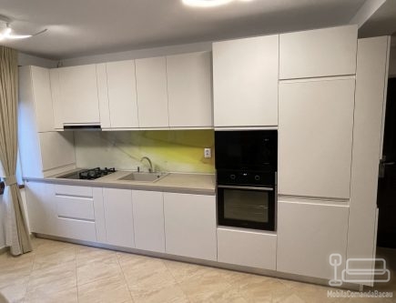 Bucătărie din MDF vopsit cu frezare mâner – 4,3 m lungime, feronerie Blum, Bacău