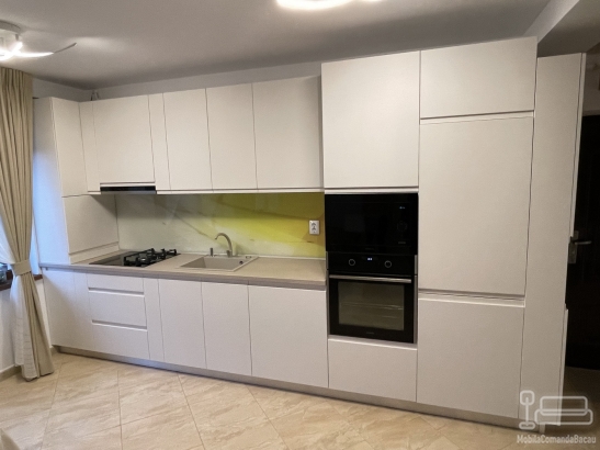 Bucătărie din MDF vopsit cu frezare mâner – 4,3 m lungime, feronerie Blum, Bacău
