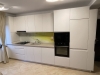 Bucătărie din MDF vopsit cu frezare mâner – 4,3 m lungime, feronerie Blum, Bacău