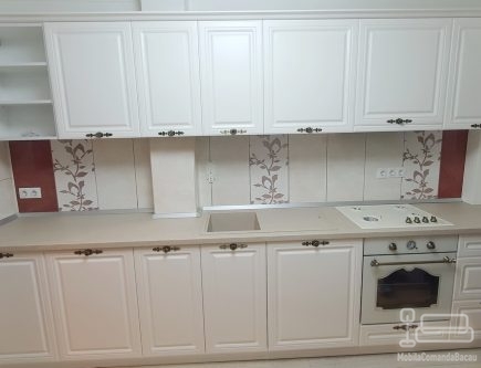 Bucătărie din MDF vopsit, 3,6 m – stil clasic, feronerie Blum, Bacău